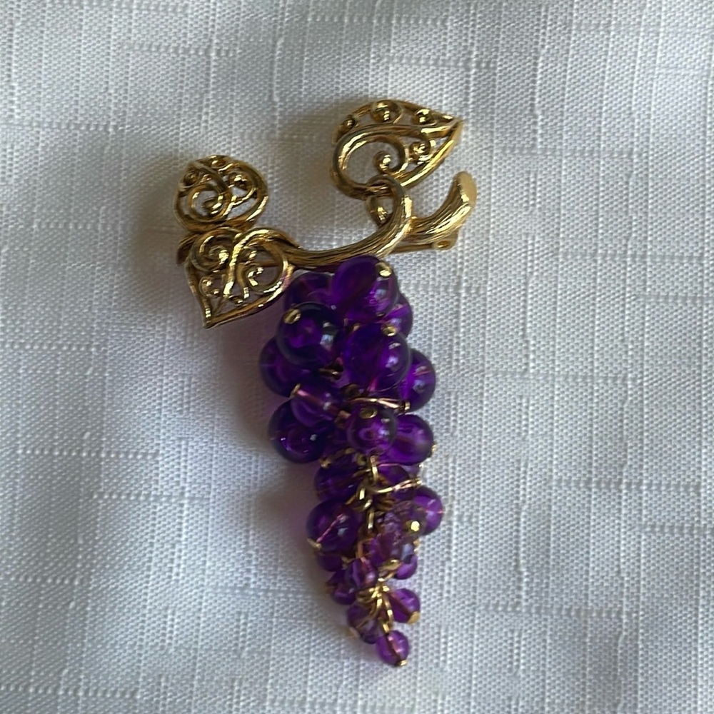 VTG AVON lucite grapes cluster gold tone filigree leaf branch brooch
